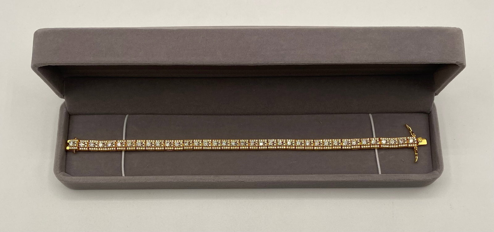 Bracelet VVS Moissanite: 18k gold plated on sterling Silver Bracelet VVS1 Moissanite Stones. It passes for diamond using diamond tester . It comes with a certificate. Bracelet size: 8 inches