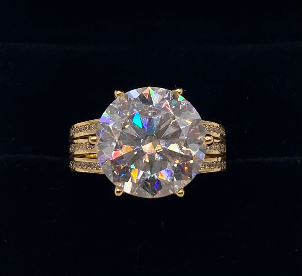 10 Carats VVS1 Moissanite Ring 18K Yellow Gold Plated Sterling Silver: 10.00 CT VVS1 Round Moissanite Statement Ring 18K Yellow Gold Plated Sterling Silver - Size 8 (W/ Certificate)Total Carat Weight: 10.00 CTW Main Stone: Genuine Moissanite Stone Clarity: VVS1 Colo: D