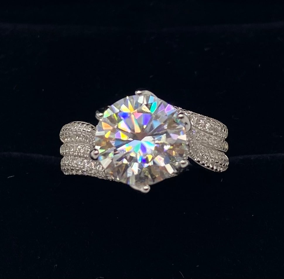 5 Carats VVS1 Moissanite Ring 18K Gold Plated Sterling Silver Ring Size 9: 5 CT VVS1 Round Moissanite Statement Ring 18K Gold Plated Sterling Silver - Size 9 W/ Certificate)Total Carat Weight: 5 CTW Main Stone: Genuine Moissanite Stone Clarity: VVS1 Colo: D Color Stone Cut: