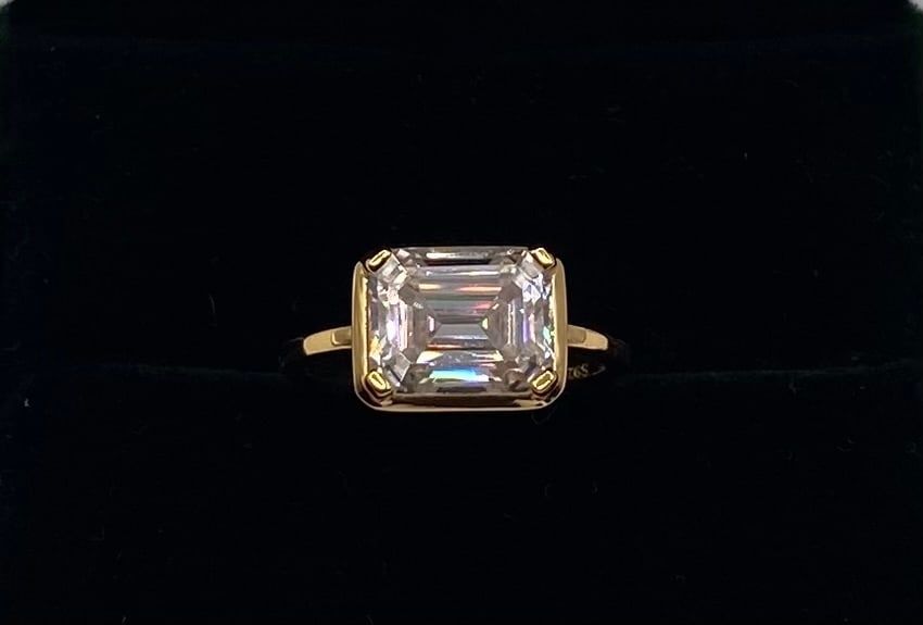 4 Carats Emerald Cut VVS1 Moissanite Ring 18K Gold Plated Sterling Silver Ring Size 6.5: 4 CT D VVS1 Round Moissanite Statement Ring 18K Gold Plated Sterling Silver - Size 6.5 W/ Certificate)Total Carat Weight: 4 CTW Main Stone: Genuine Moissanite Stone Clarity: VVS1 Color D Color Stone