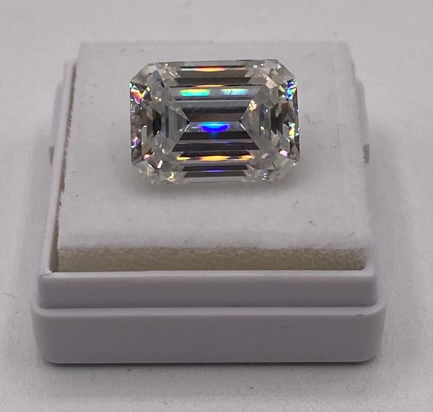 10 Carats Emerald Cut VVS Stone (1 of 1)