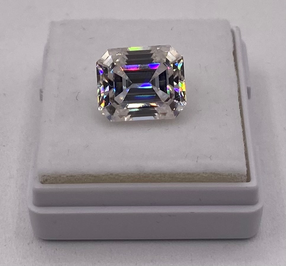 5 Carats Emerald Cut VVS Stone (1 of 1)