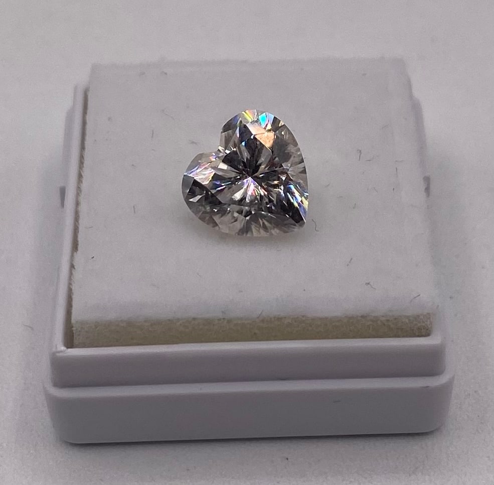 3 Carats Heart Shape VVS Stone
