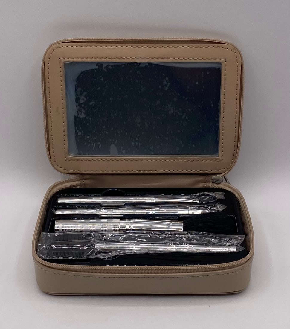 Burberry Fragrances Beige Patent Travel Cosmetic Case & Makeup Brush Set: Burberry Fragrances Beige Patent Travel Cosmetic Case & Makeup Brush Set.Overall: Good vintage/GWP (Gift With Purchase) condition. Exterior: Shows light surface wear, small scuffs, and minor discolora
