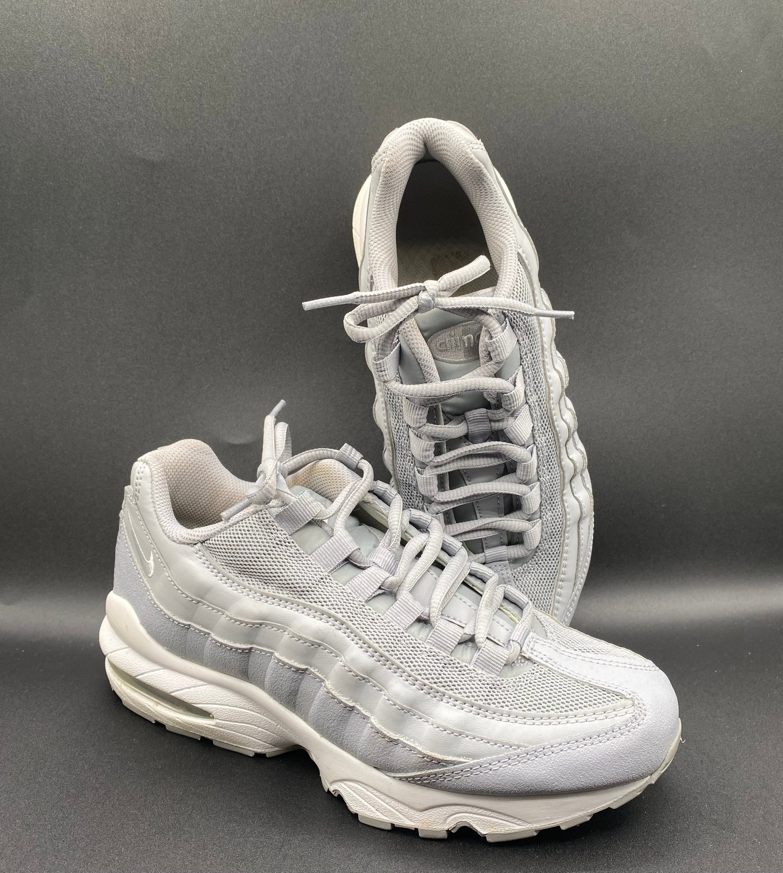 Nike Air Max '95 (GS) "Wolf Grey / White" Sneakers: Up for auction is a classic pair of Nike Air Max '95 (GS) Sneakers in a clean "Wolf Grey / White" colorway (Style # 905348-024). Features signature wavy layered side panels in mesh, synthetic, and sue