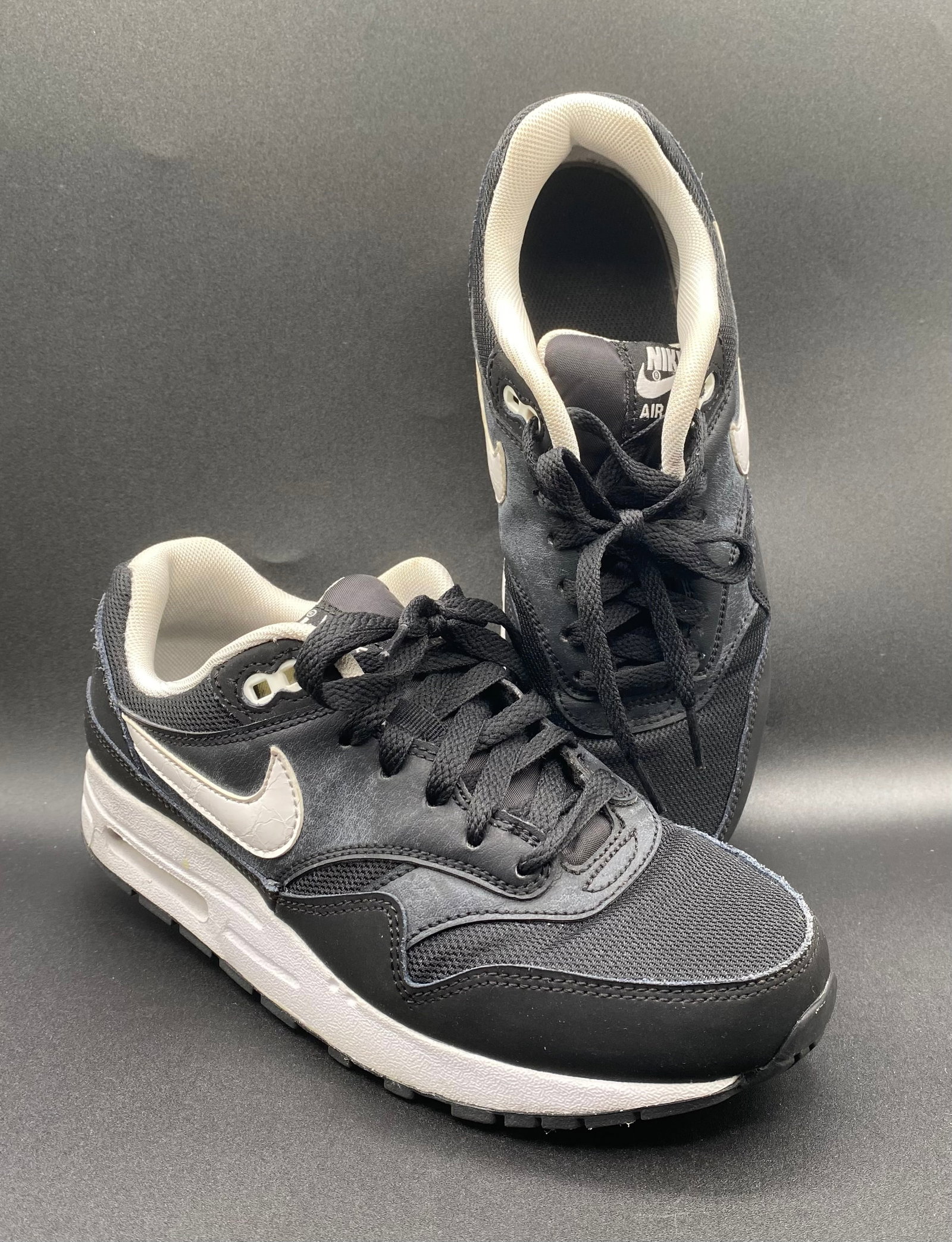 Nike Air Max 1 (GS) "Black / White" Sneakers – Size 5.5Y: Up for auction is a versatile pair of Nike Air Max 1 (GS) Sneakers in a clean "Black / White" colorway (Style # 807602-001). Constructed with breathable mesh and durable leather uppers, contrast
