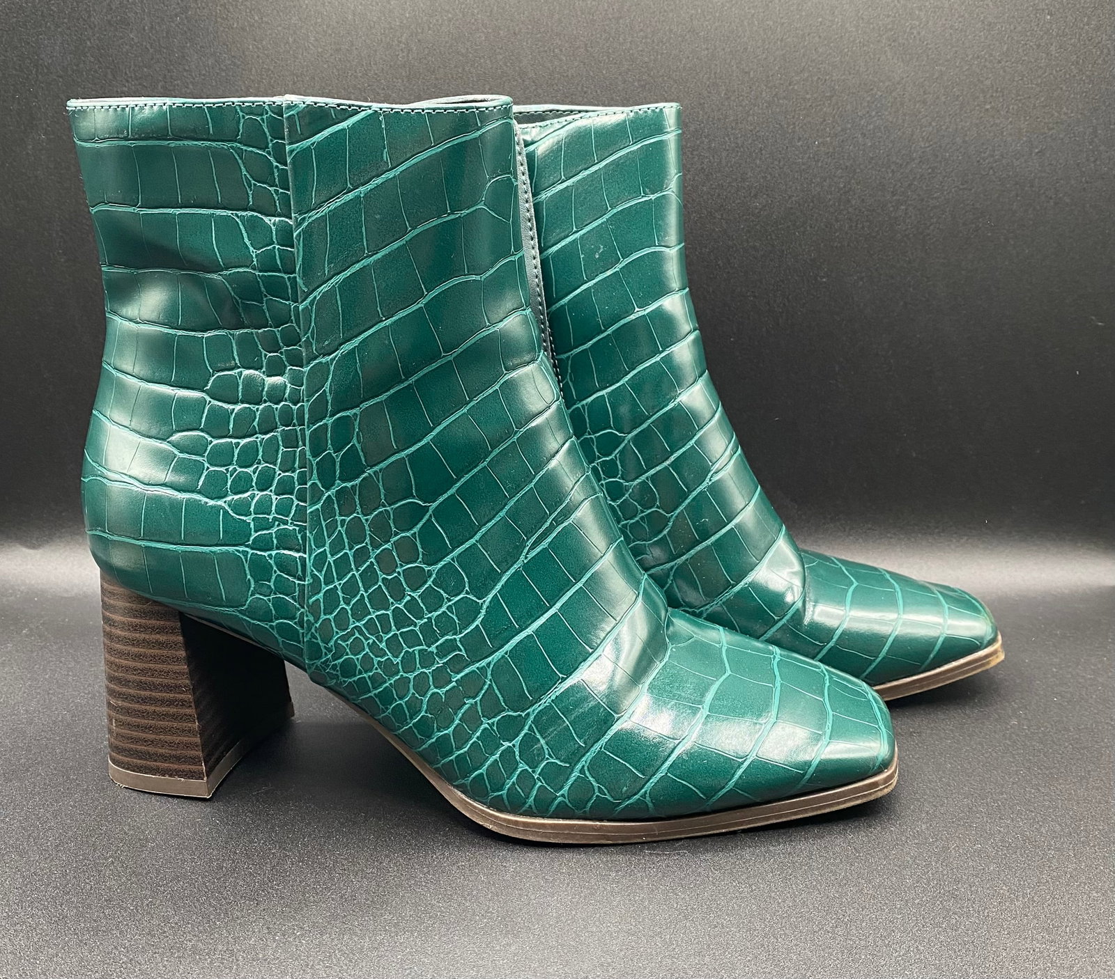 I.N.C. International Concepts Green Croc-Embossed Ankle Booties: Up for auction is a chic pair of I.N.C. International Concepts Ankle Booties in rich emerald green croc-embossed faux leather. Designed with retro square toes, inner side zippers, and sturdy block hee