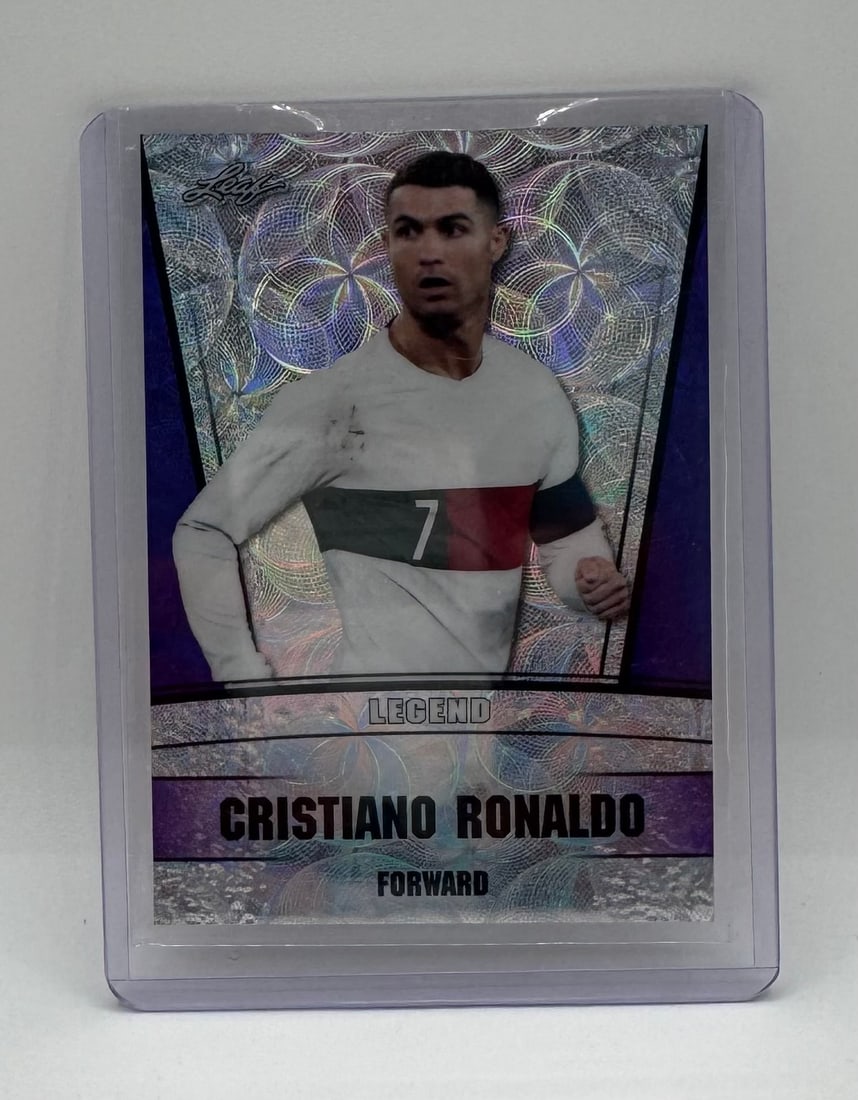 Cristiano Ronaldo Purple Holo /15: 2023 Leaf Legend Cristiano Ronaldo Purple Holo Soccer Card