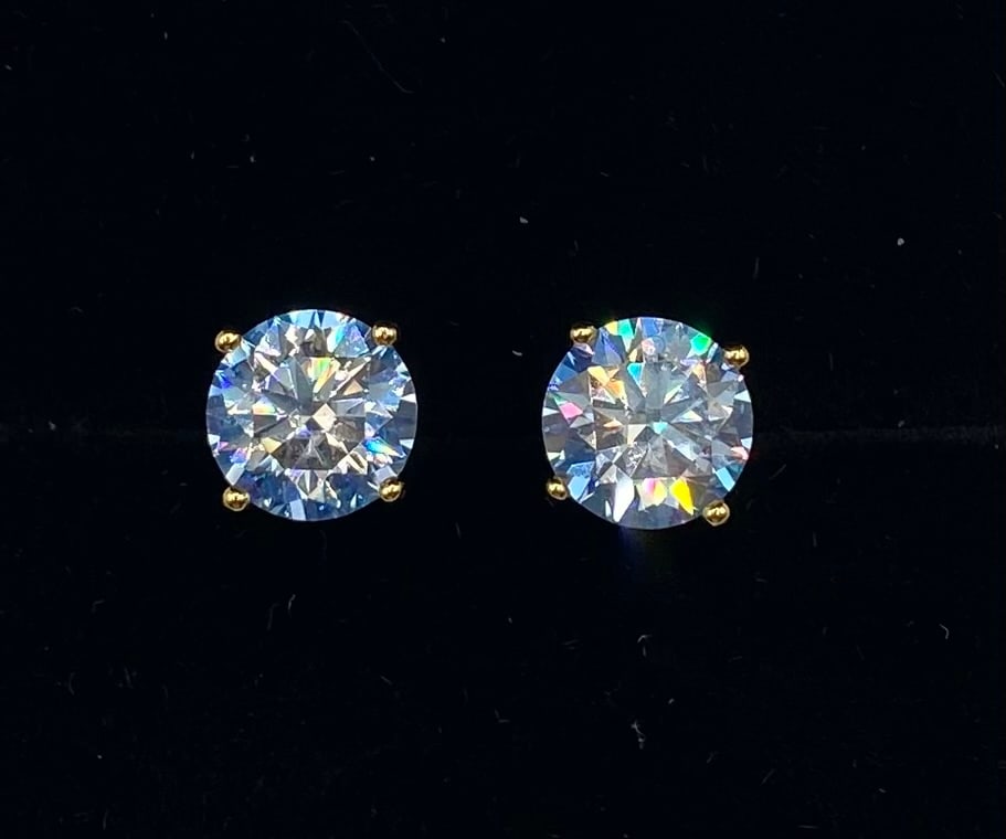 6 Carats Blue VVS1 Moissanite Earrings Certified: Total Carat Weight approximately: 6 CTW 3 Carats per stone) Stone Type: Lab-Created Moissanite (Passes Thermal/Diamond Tester) Color: Klein Blue Clarity Grade: VVS1 Metal Composition: 18K Gold Plated 