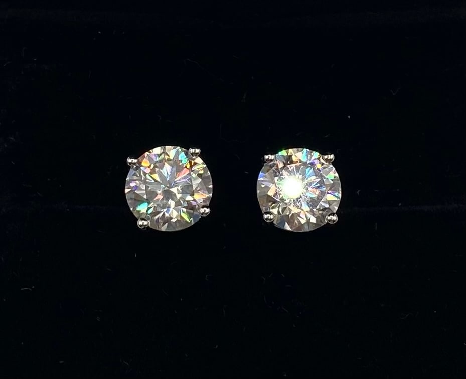 2 Carats Blue VVS1 Moissanite Earrings Certified: Total Carat Weight approximately: 1 CTW (1 Carats per stone) Stone Type: Lab-Created Moissanite (Passes Thermal/Diamond Tester) Color: Klein Blue Clarity Grade: VVS1 Metal Composition: 18K Gold