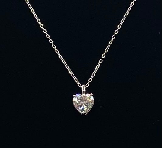 Heart Shape 2 Carats VVS1 Moissanite White Gold Necklace w/ Certificate: 18K Yellow Gold Plated over Solid 925 Sterling SilverGemstone: Lab-Created MoissaniteTotal Carat Weight: 2.00 CTW (Main Solitaire Stone)Color Grade: D (Colorless / Highest Grade)Clarity Grade: VVS1 (V