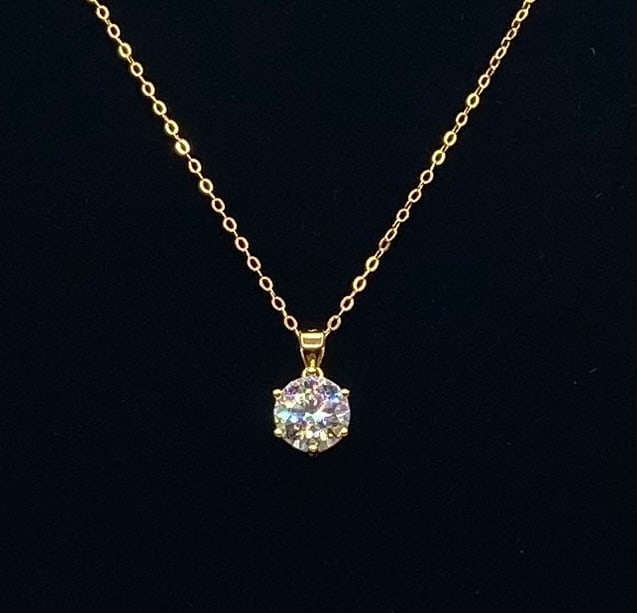2 Carats VVS1 Moissanite Yellow Gold Necklace w/ Certificate: 18K Yellow Gold Plated over Solid 925 Sterling SilverGemstone: Lab-Created MoissaniteTotal Carat Weight: 2.00 CTW (Main Solitaire Stone)Color Grade: D (Colorless / Highest Grade)Clarity Grade: VVS1 (V