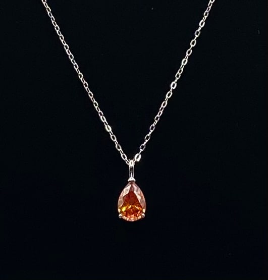 Water Drop 2 Carats Red VVS1 Moissanite Necklace w/ Certificate: 18K Yellow Gold Plated over Solid 925 Sterling SilverGemstone: Lab-Created MoissaniteTotal Carat Weight: 2.00 CTW (Main Solitaire Stone)Color Grade: D (Colorless / Highest Grade)Clarity Grade: VVS1 (V