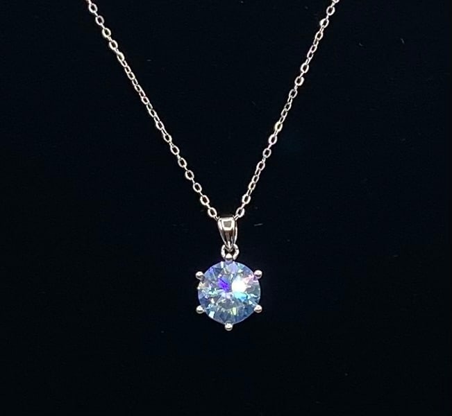 4 Carats Blue VVS1 Moissanite Necklace w/ Certificate: 18K Yellow Gold Plated over Solid 925 Sterling SilverGemstone: Lab-Created MoissaniteTotal Carat Weight: 4.00 CTW (Main Solitaire Stone)Color: Blue(Colorless / Highest Grade)Clarity Grade: VVS1 (Virtu