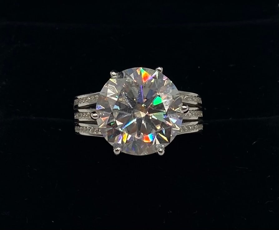 10 Carats Sparkling VVS1 Moissanite Ring (1 of 2)