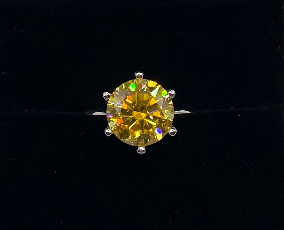 5 Carats Gold Yellow Moissanite VVS Ring: Total Carat Weight: 5.00 Carats Gemstone: Lab-Created Moissanite Stone Color: Gold Yellow Clarity: VVS1 (Virtually Flawless) Metal: 18K Gold Plated over 925 Sterling Silver Ring Size:7 (US) Testing: H