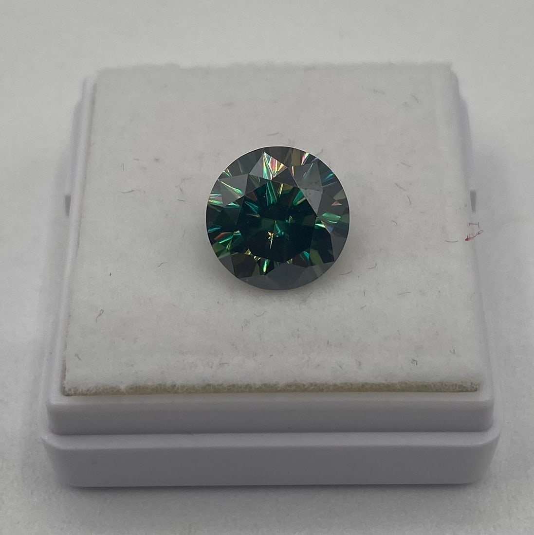 3.00 CT Green Color VVS1 Loose Moissanite – Passes Diamond Tester Certified: Up for auction is a premium 3.00 Carat Loose Moissanite featuring top-tier clarity and exceptional brilliance. Carat Weight: 3.00 CT Color Grade: Green Clarity: VVS1 Cut & Polish: Excellent Testing:
