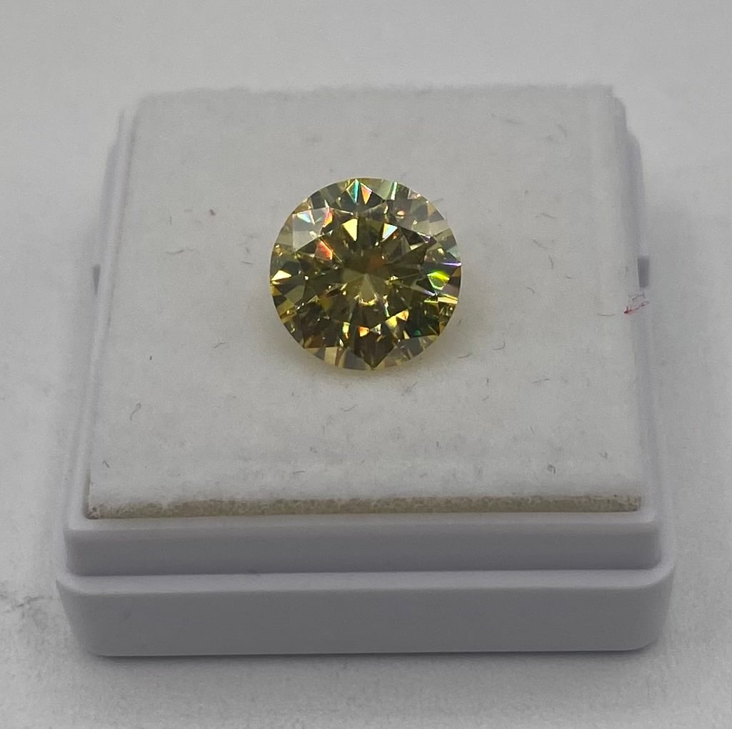 3.00 CT Yellow Color VVS1 Loose Moissanite – Passes Diamond Tester Certified: Up for auction is a premium 3.00 Carat Loose Moissanite featuring top-tier clarity and exceptional brilliance. Carat Weight: 3.00 CT Color Lemon Yellow Grade: Green Clarity: VVS1 Cut & Polish: