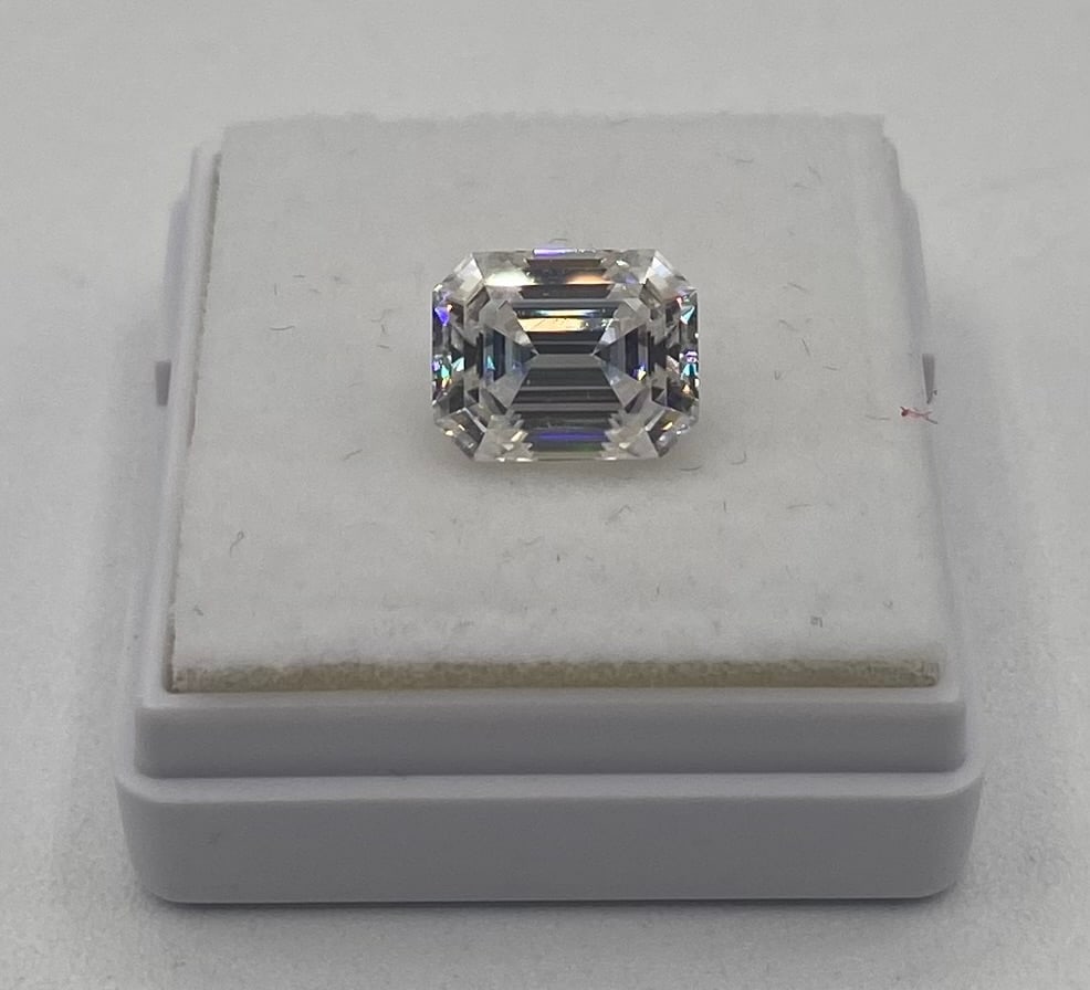 3.00 CT Emerald Cut VVS1 Loose Moissanite – Passes Diamond Tester Certified: Emerald Cut 3.00 Carat Loose Moissanite featuring top-tier clarity and exceptional brilliance. Carat Weight: 3.00 CT Color D Clarity: VVS1 Cut & Polish: Excellent Testing: Positively tests as diamond