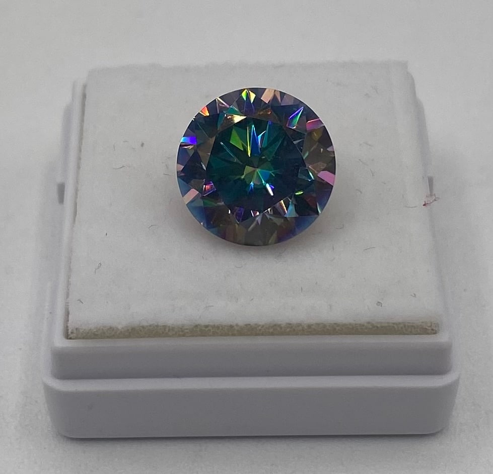 5.00 CT Rainbow Green VVS1 Loose Moissanite – Passes Diamond Tester Certified: 5.00 Carat Loose Moissanite featuring top-tier clarity and exceptional brilliance. Carat Weight: 5.00 CT Color Rainbow Green Clarity: VVS1 Cut & Polish: Excellent Testing: Positively tests as diamond