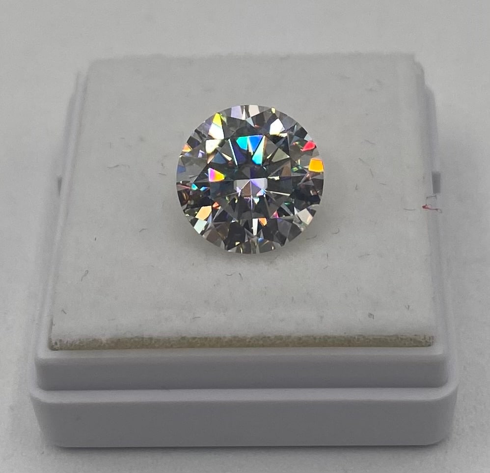 5.00 CT VVS1 Loose Moissanite – Passes Diamond Tester Certified: Shape 5.00 Carat Loose Moissanite featuring top-tier clarity and exceptional brilliance. Carat Weight: 5.00 CT Color D Clarity: VVS1 Cut & Polish: Excellent Testing: Positively tests as diamond on