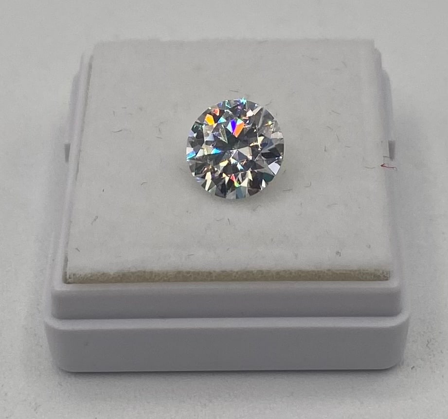 2.00 CT VVS1 Loose Moissanite – Passes Diamond Tester Certified: 2.00 Carat Loose Moissanite featuring top-tier clarity and exceptional brilliance. Carat Weight: 2.00 CT Color D Clarity: VVS1 Cut & Polish: Excellent Testing: Positively tests as diamond on thermal