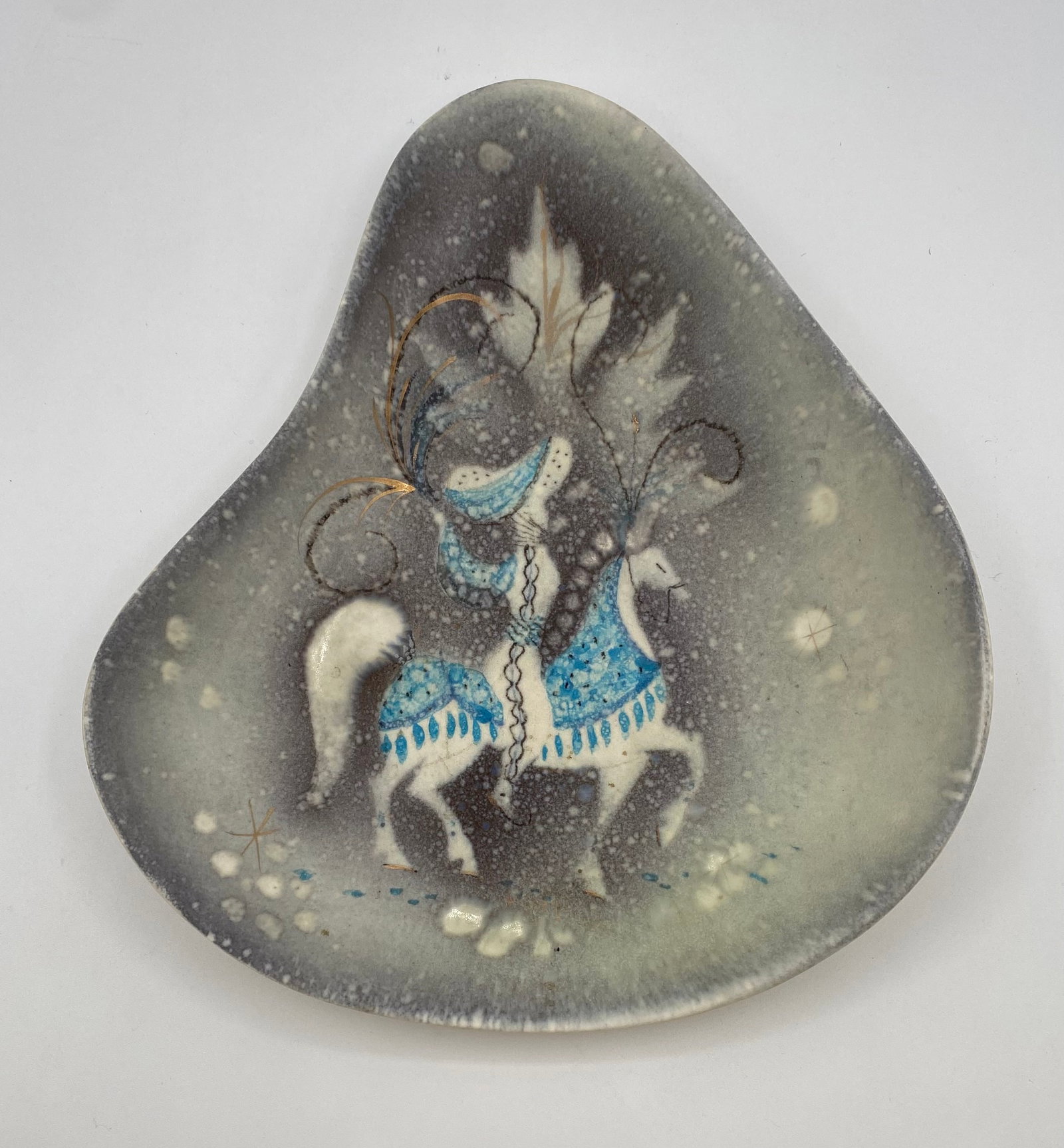 Sascha Brastoff Freeform Amoeba Dish - Equestrienne / Mounted Rider Motif: An exemplary Mid-Century Modern California art pottery freeform "amoeba" tray/dish by Sascha Brastoff, featuring a hand-painted mounted rider/equestrienne figure in vibrant blue, white, and gold accen