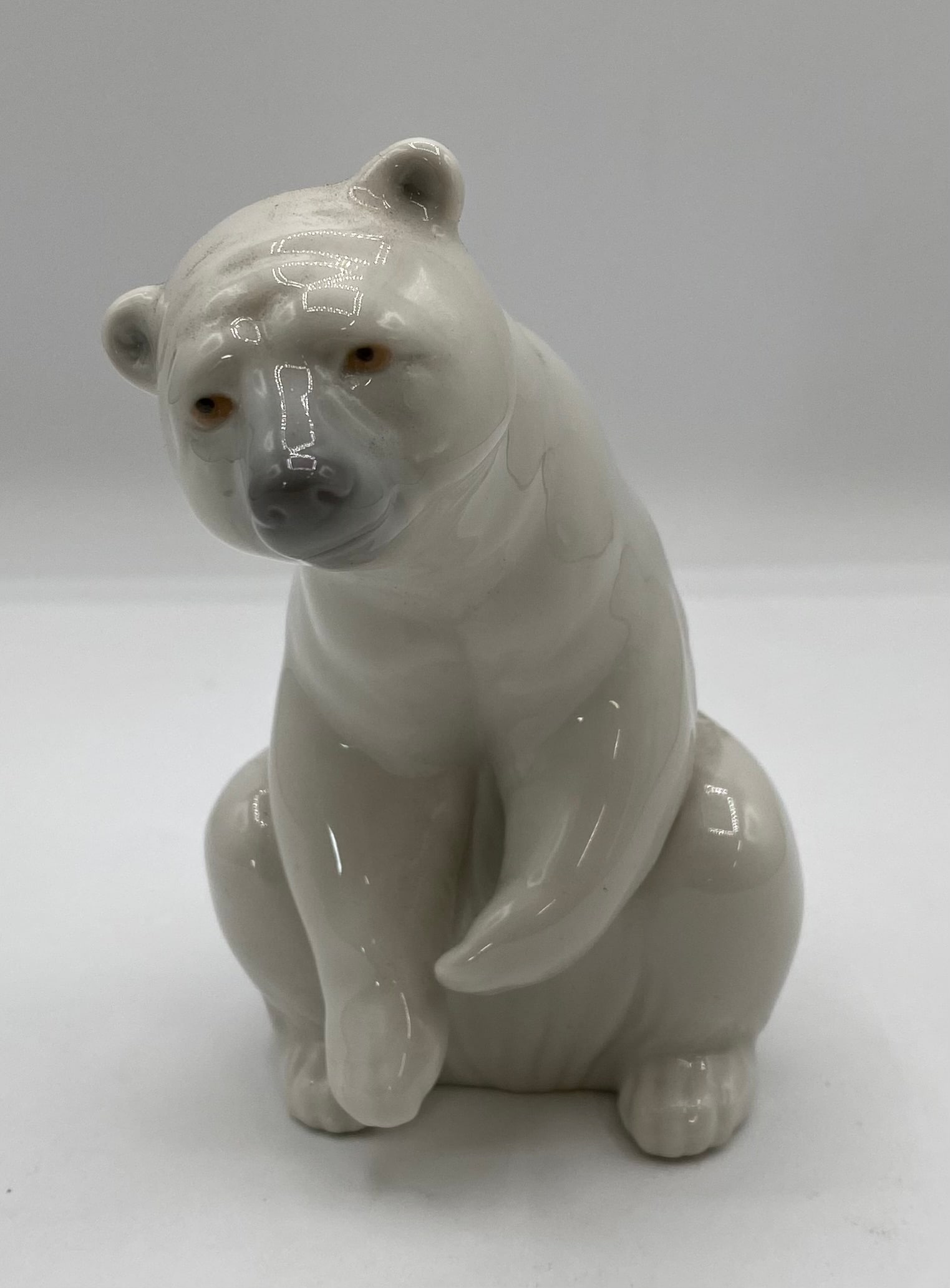 Lladro Spanish Porcelain Figurine "Attentive Polar Bear" #1207 (1 of 3)