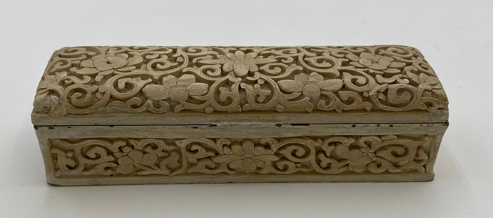1920s Chinese Faux Cinnabar / Resin Carved Floral Stamp & Trinket Box: Up for auction is a vintage Chinese carved composite / resin trinket and stamp box in an off-white faux-ivory style finish. The exterior features deeply relief-carved floral, botanical, and scrolling 