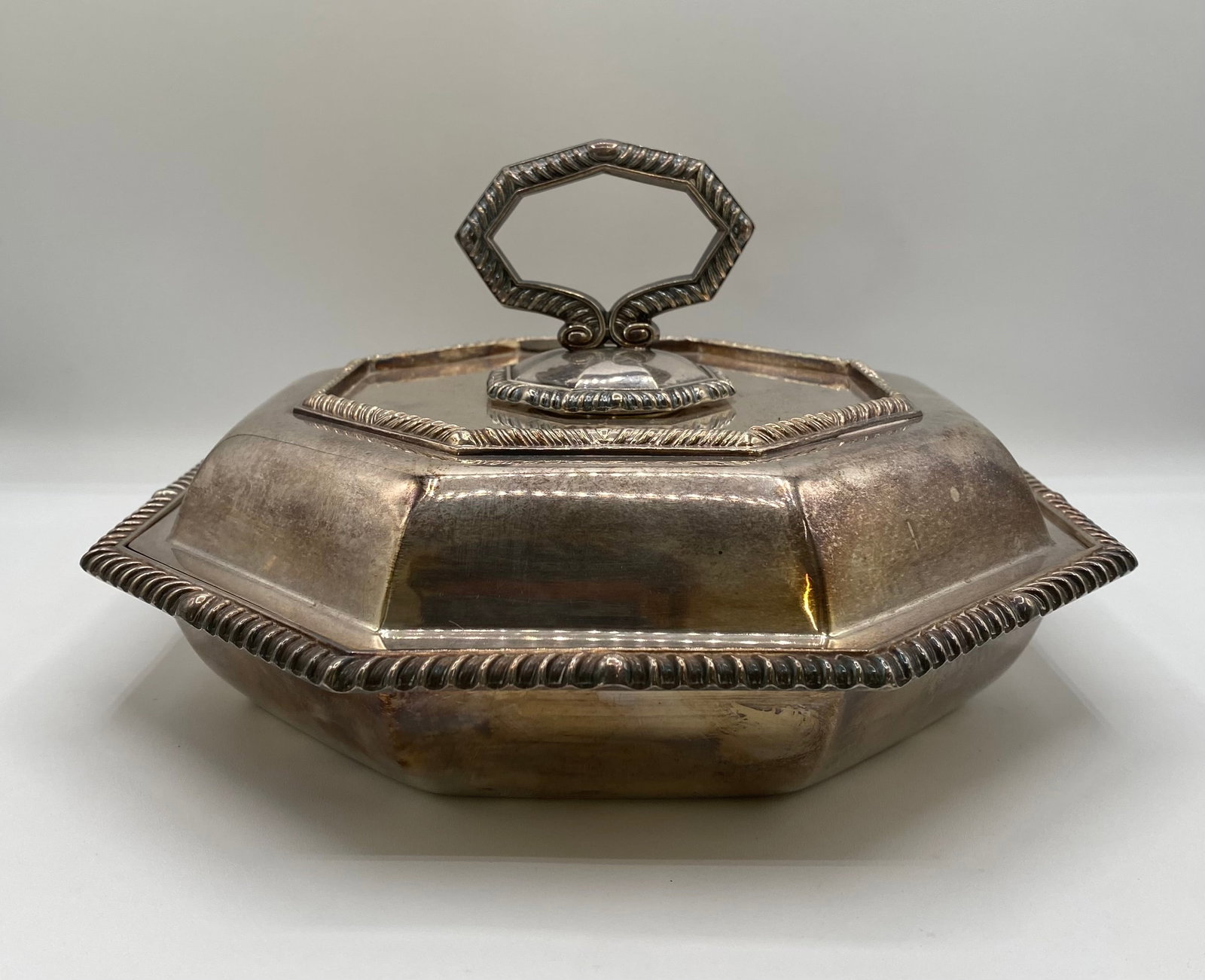 Antique Hardy Brothers Octagonal Silver Plate: for auction is an antique silver-plated octagonal covered entrée serving dish produced in England for the luxury retailer Hardy Brothers Ltd (Sydney & Brisbane). The 2-piece set features an octagonal