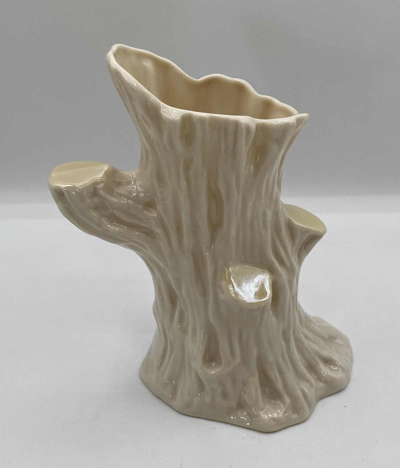 Vintage Belleek Irish Parian China Tree Trunk Vase, 6th Green Mark: Up for auction is a vintage Belleek Irish Parian china vase molded in the form of a faux-bois tree trunk with realistic bark texture and cut branch stubs. Finished in Belleek's signature ivory iridesc