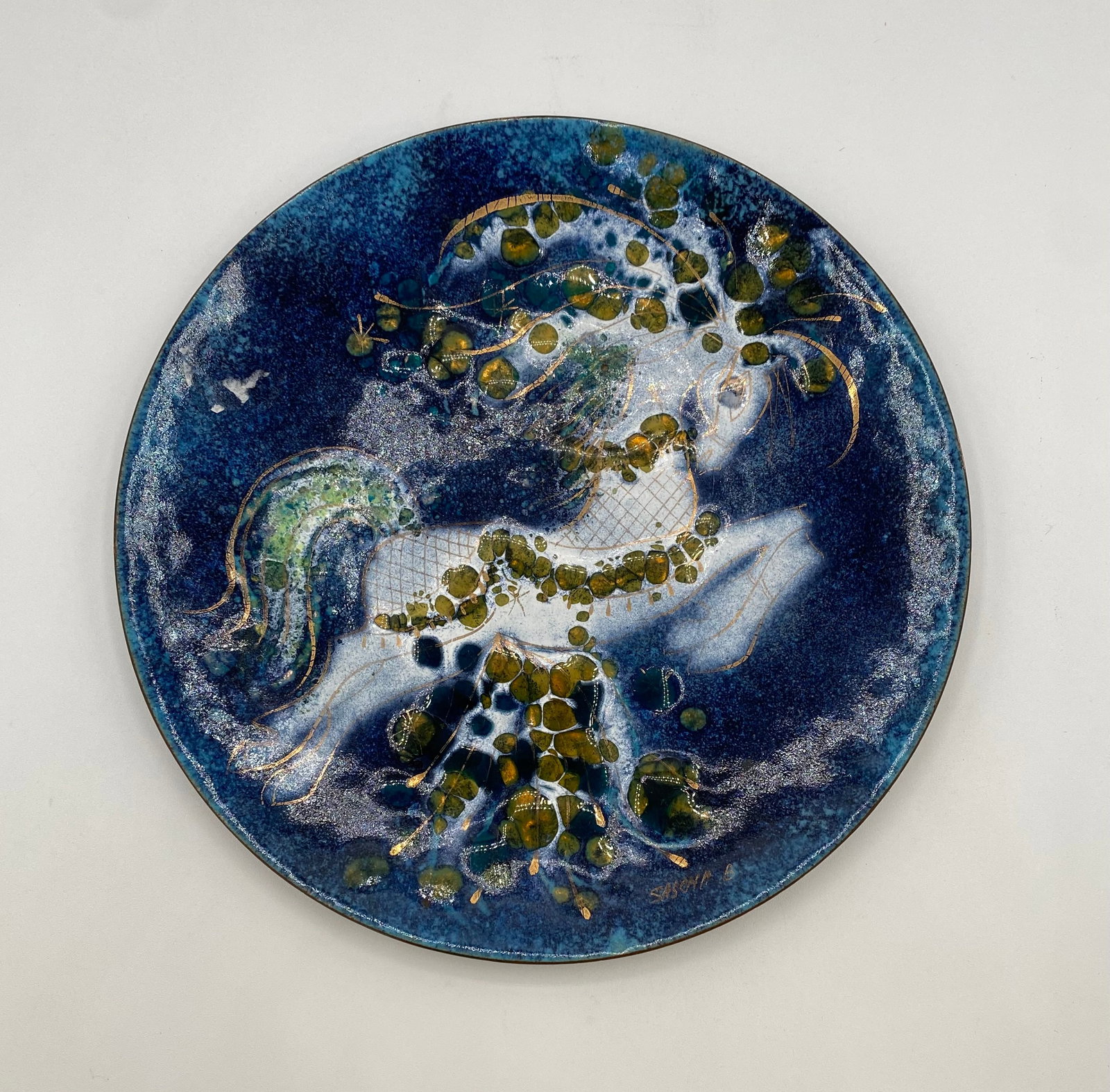 Sascha Brastoff Enamel-on-Copper Horse Plate "Dura Steel": Up for auction is a mid-century modern hand-enameled copper plate designed by California artist Sascha Brastoff. Features a stylized white horse accented with gold leaf tracery, green bubbles, and sil