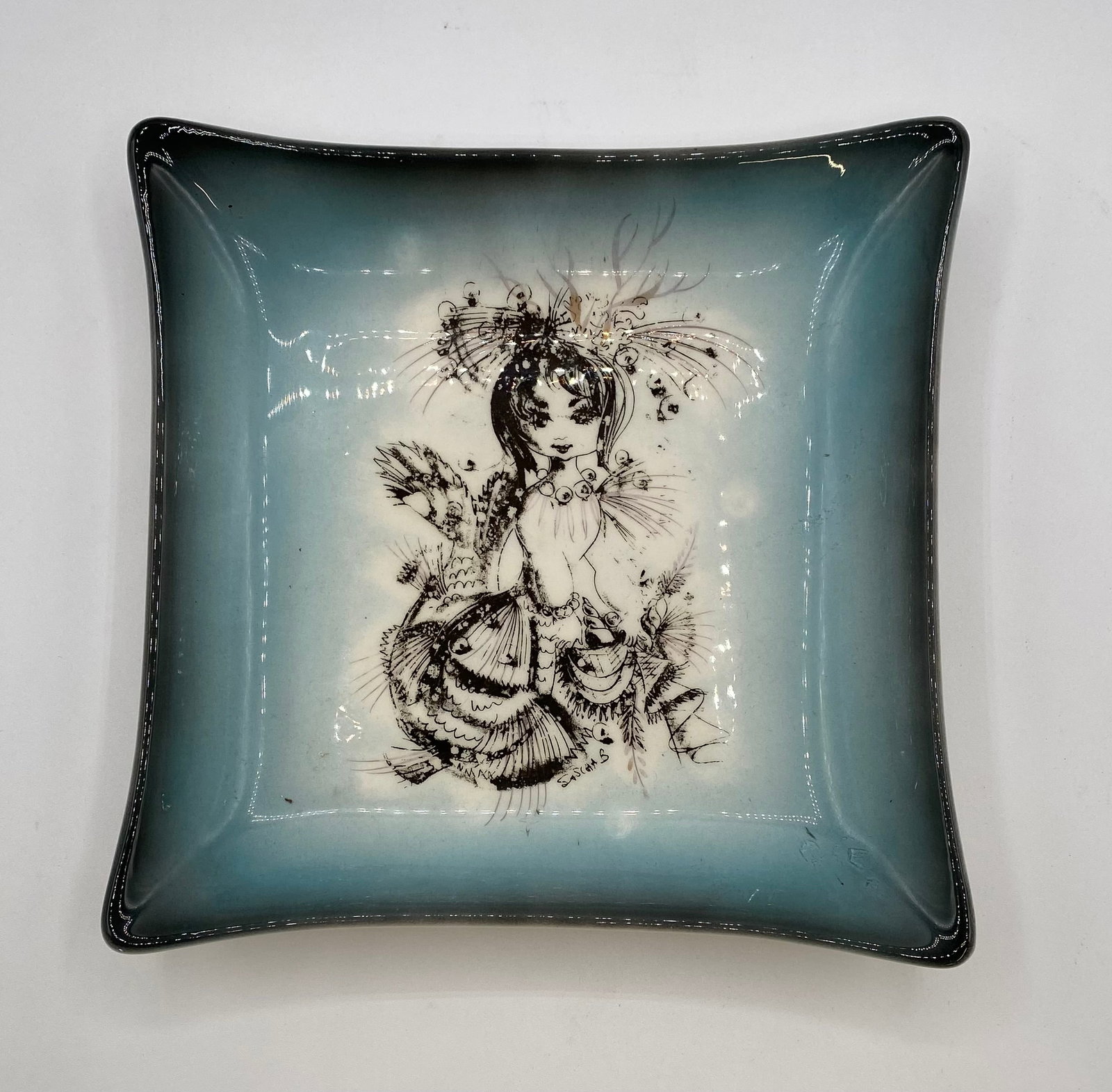 Sascha Brastoff Ceramic Square Catchall Dish "Lady": Up for auction is a vintage mid-century modern square pottery catchall / vide-poche dish by California artist Sascha Brastoff. Finished in a soft blue gradient glaze featuring a black line-drawn illus
