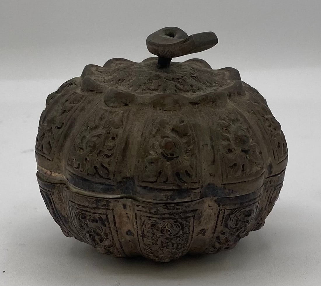 Antique Southeast Asian / Thai Silver Pumpkin-Form Covered Box with Repoussé Floral Relief: An antique or vintage lobed, pumpkin-form covered trinket/betel box with a curved stem finial. Features detailed hand-hammered repoussé and chased relief decoration showing intricate floral and folia