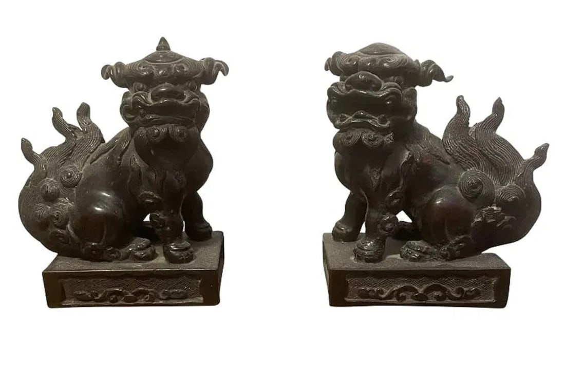 A pair of finely detailed antique bronze Japanese Shi Shi dogs (1 of 2)