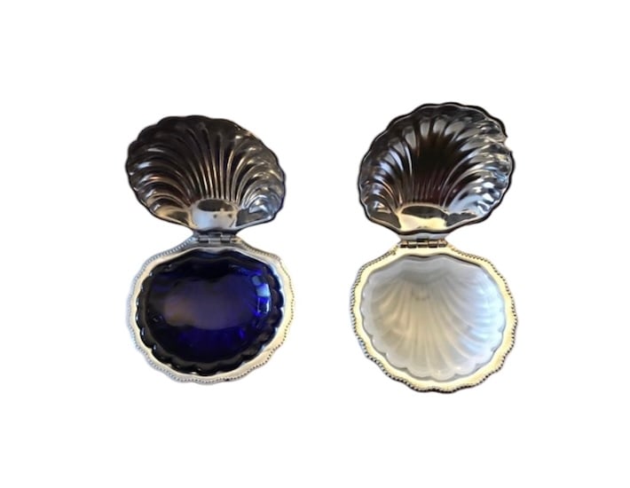 Pair of vintage Silver Plated Shell Caviar Dish With Removable Glass Insert E & JL England: Pair of vintage Silver Plated Shell Caviar Dish With Removable Glass Insert E & JL England. DIMENSIONS: 4.5"W x 5.1&"D x 2"H
