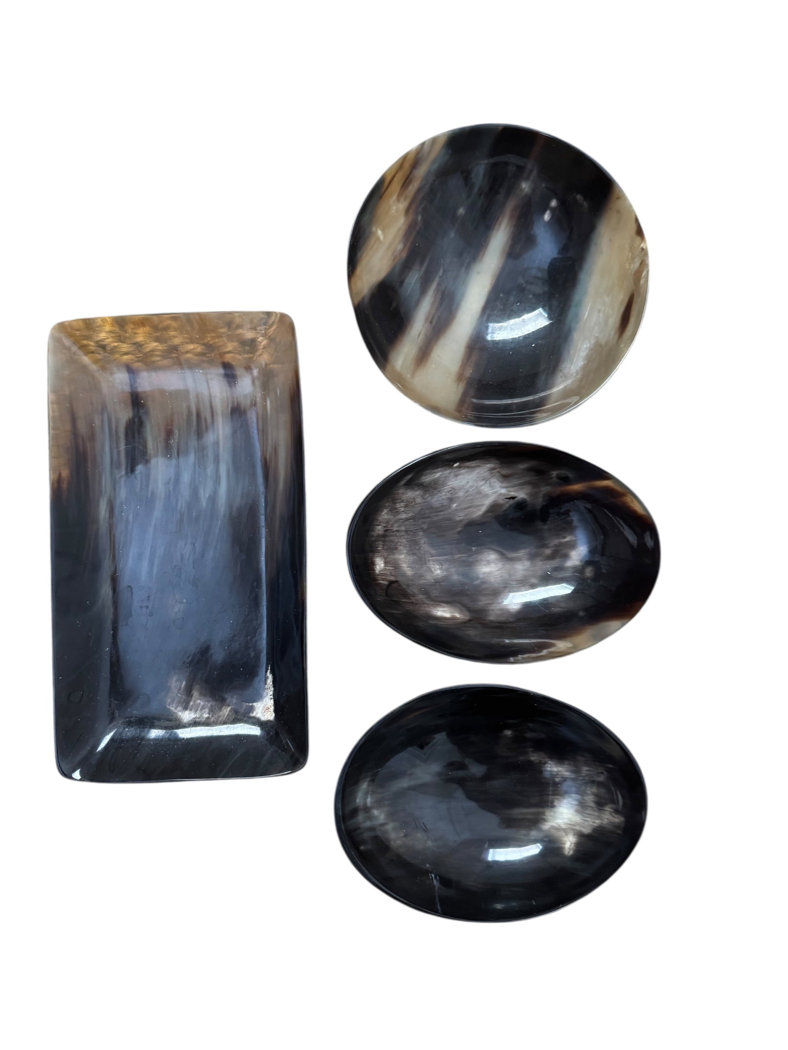 Set of 4 horn dishes: Set of 4 horn dishes. DIMENSIONS: Tray- 9.5" x 5.25" x 1" Bowls- 6" x 6" x 2" Oval Dishes- 6.25" x 4.25" x 1.5"