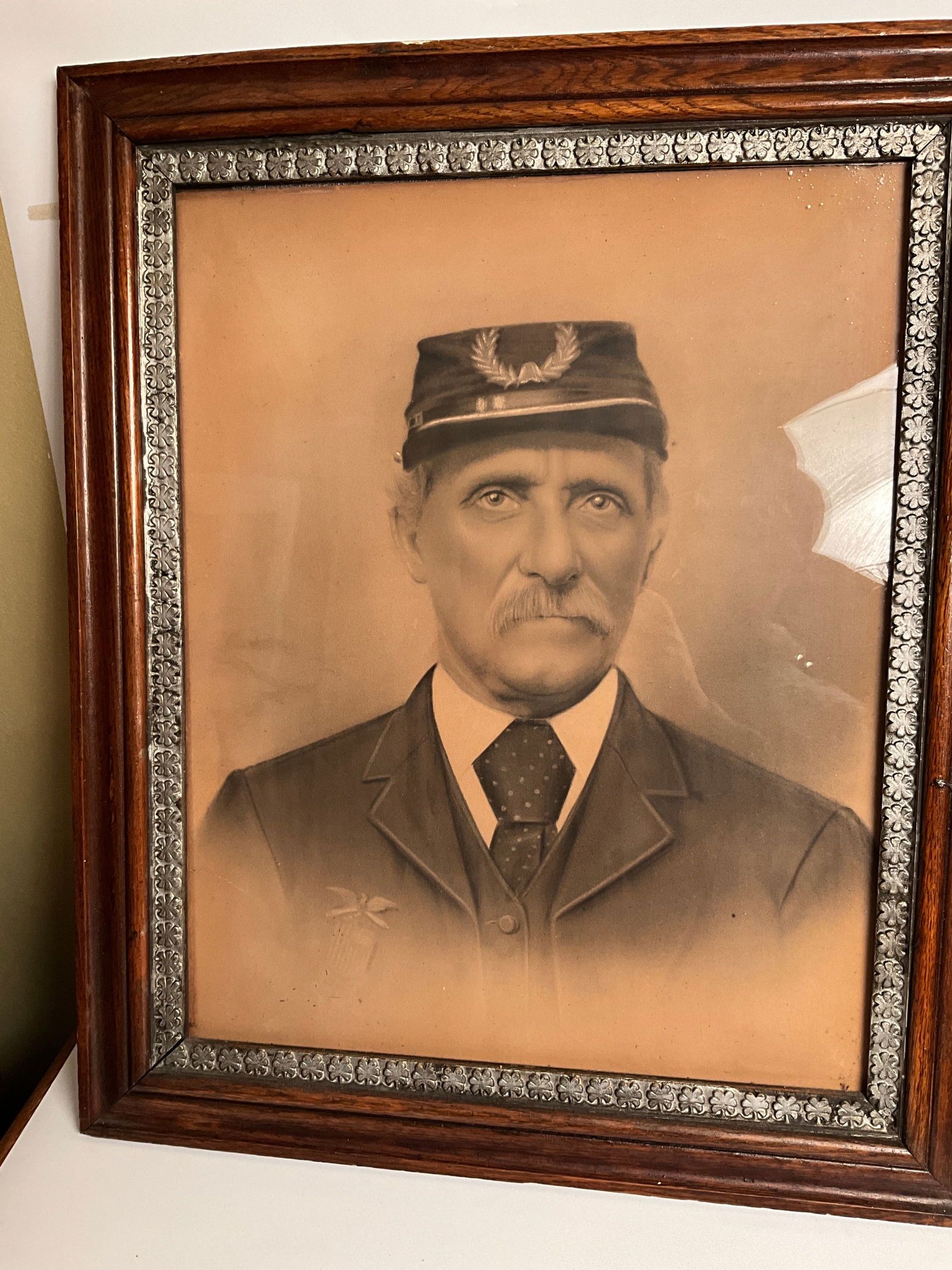 Large image of a possible Civil War Veteran, G.A.R Portrait of an old man in the original Frame (1 of 4)