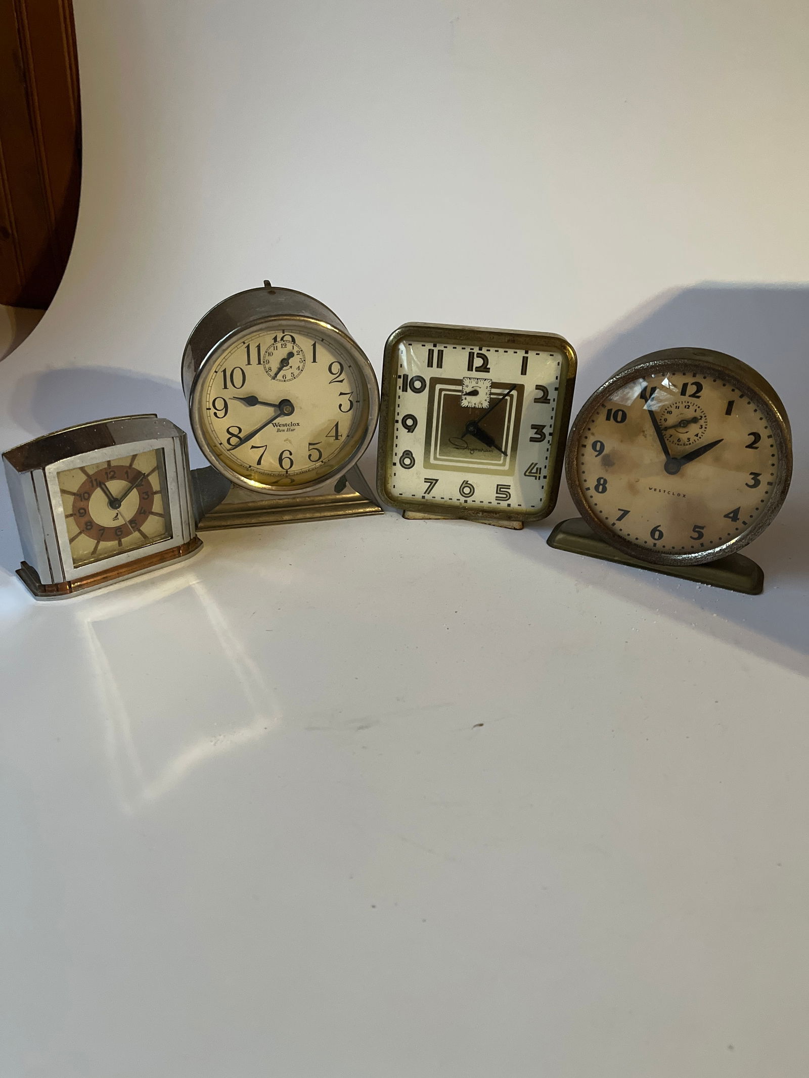Lot of 4 tabletop clocks. Instant collection. (1 of 6)