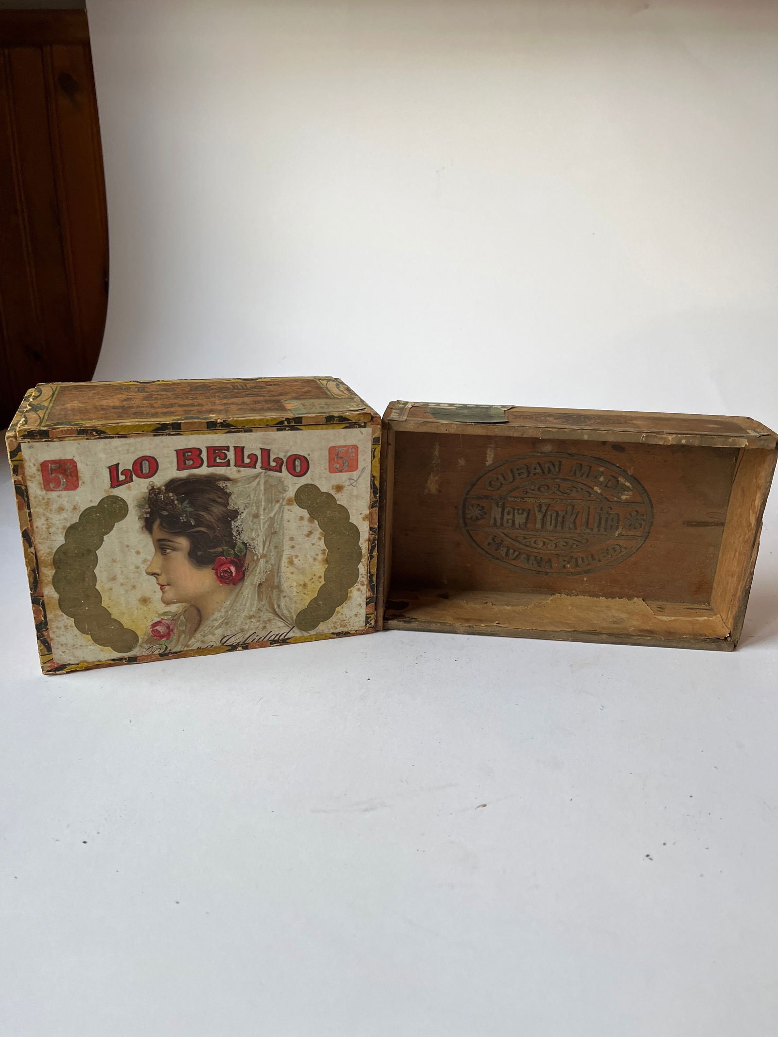 Lot of 2 wooden cigar boxes. (1 of 4)