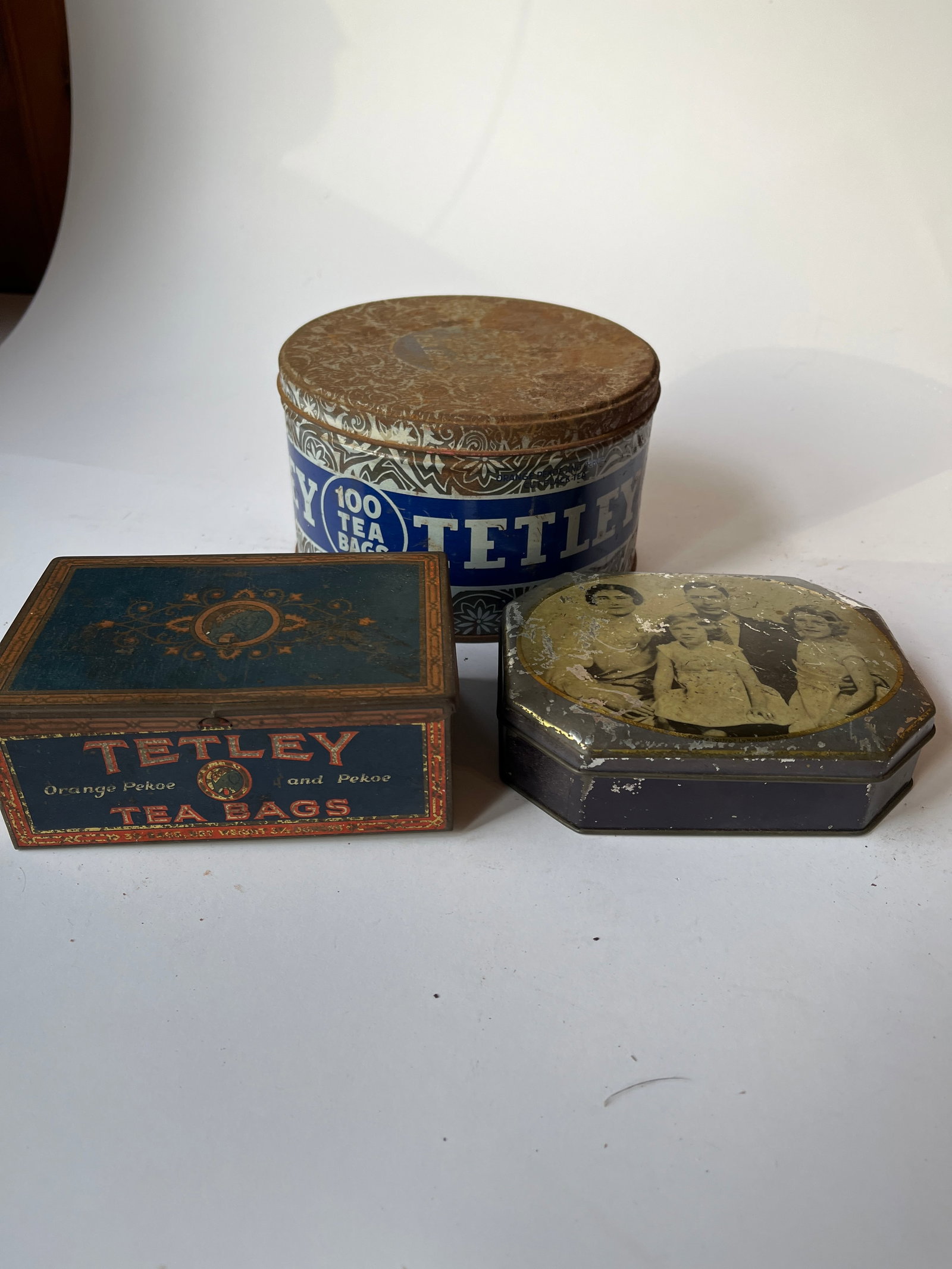 Lot of 3 Tins.: Lot of 3 Tins.1 TETLEY TEA BAGS round1 TETLEY TEA BAGS rectangular1 Interesting tin with no name but has a family picture on it.