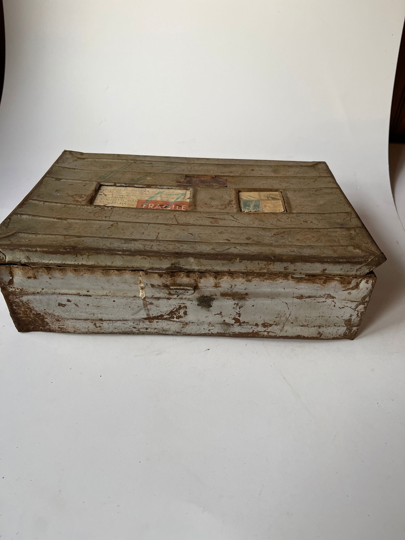 Metal Egg shipping crate. Holds 24 eggs.: Metal Egg shipping crate. Holds 24 eggs. Comes with 19 glass and/or platic eggs. Good condition.