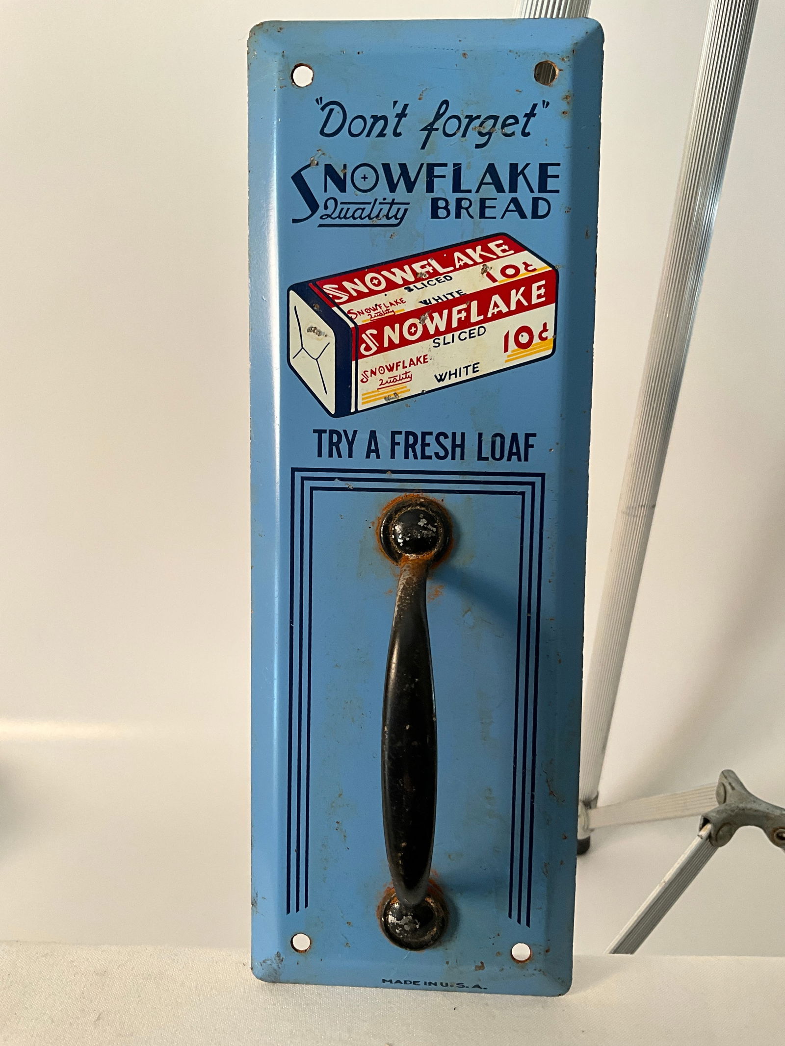 "Don't Forget" Snowflake Bread Door Pull Advertising: Snowflake Bread advertising door pull. "Don't Forget" Snowflake Bread. Try a Fresh Loaf. Great example. Nice condition, great color! Measures 3 1/2" by 10".