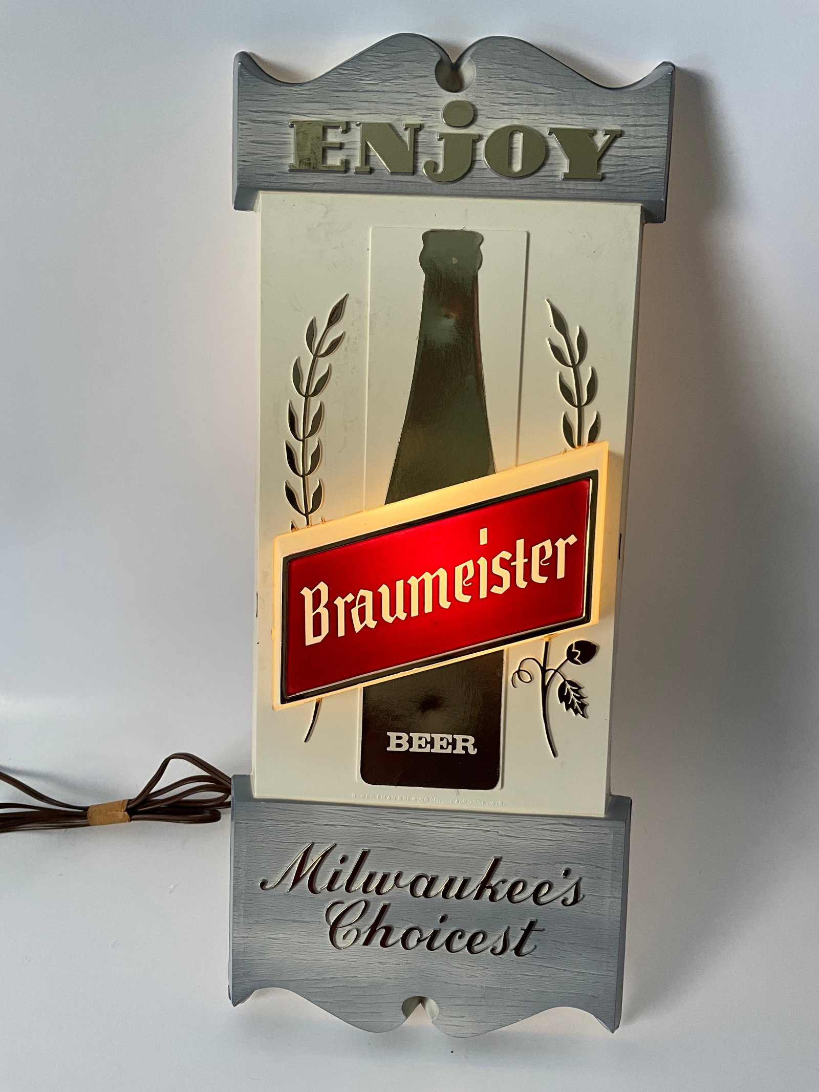 1970's Braumeister Beer Milwaukee's Choicest Light-Up Advertising Sign- WORKS!: 1970's Braumeister Beer Milwaukee's Choicest advertising sign. Nice condition. Works! Measures 7 1/2" by 17 1/2" by 1".