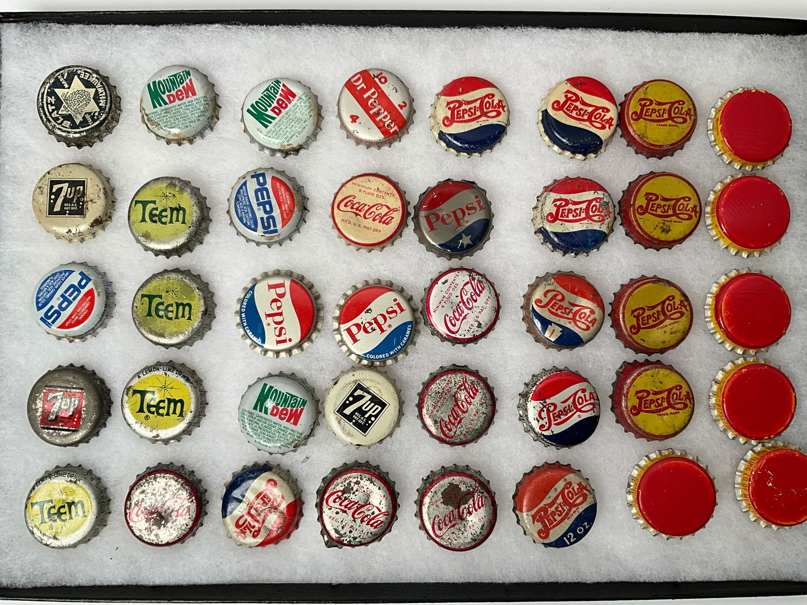 Lot of 40 vintage Bottle Caps, Pepsi, Teem, 7Up, Blatz,....etc (1 of 4)