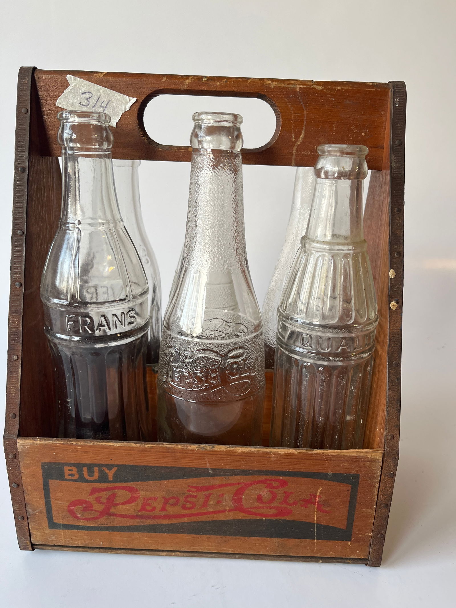 Wooden Pepsi 6 pack carrier w/ 6 bottles. (1 of 4)