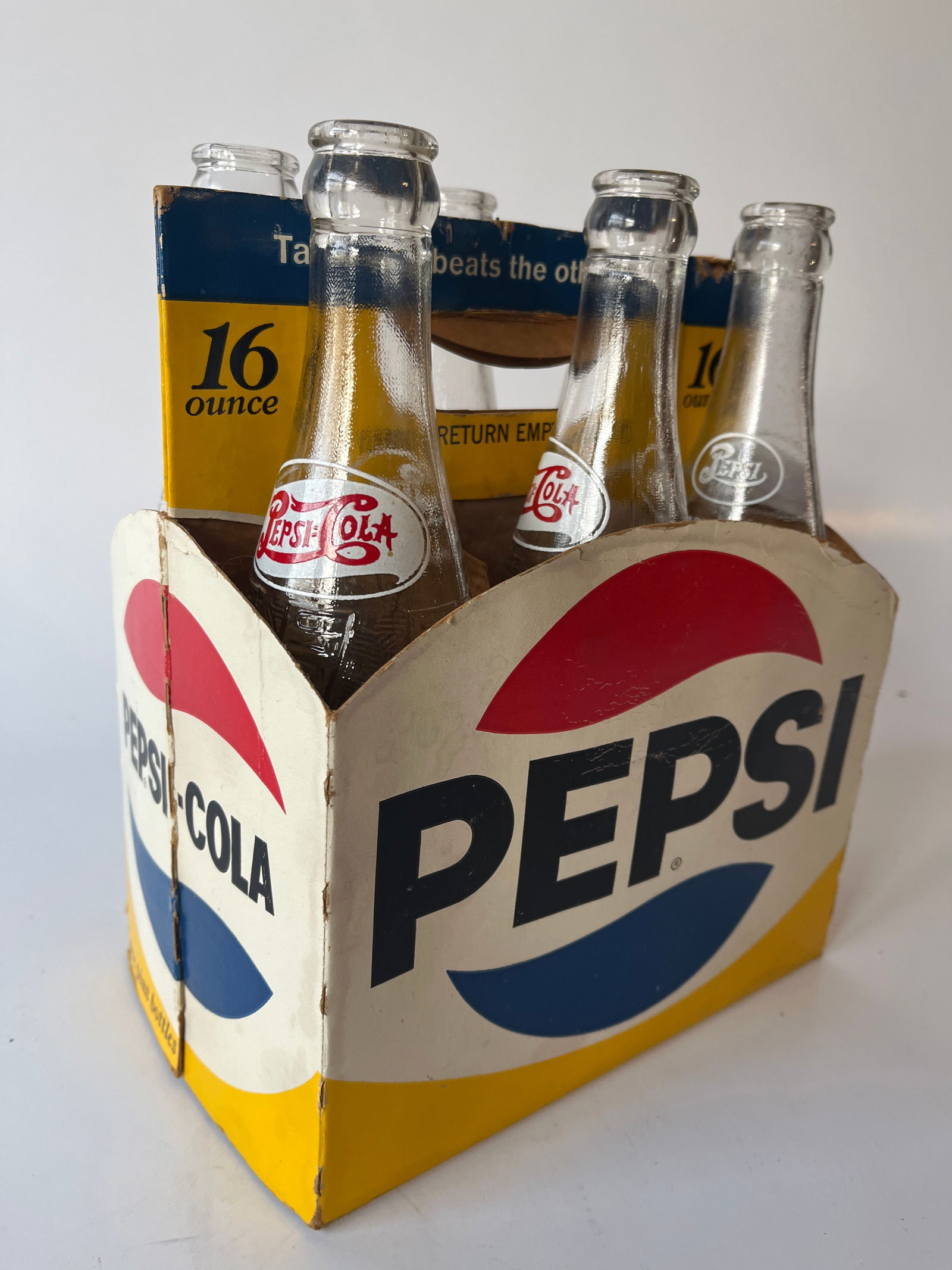 6 pack of 12 oz double dot Pepsi bottles.: 6 pack of 12 oz double dot Pepsi bottles. Great condition.