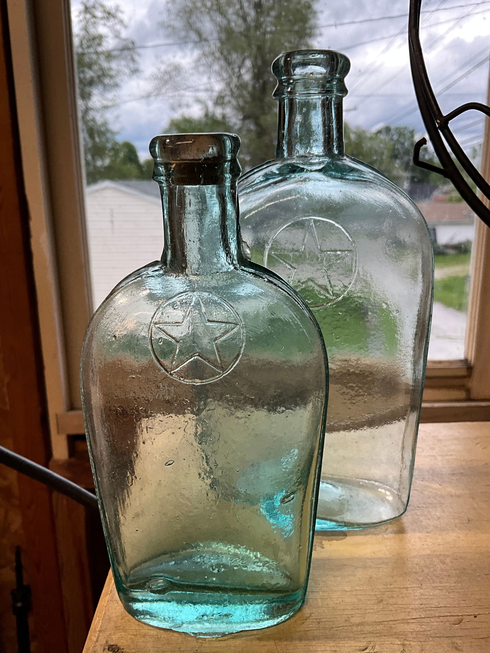 Two 1/2 Pint & Pint Strap Sided Flask with an Embossed Star in a Circle (1 of 6)