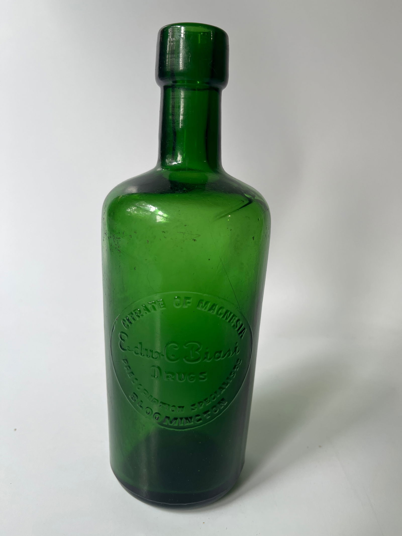 Rare Green Edw C Biasi Drugs Citrate of Magnesia Bloomington (Illinois): Now we have a great Citrate of Magnesia from Bloomington, Illinois. The bottle is embossed Edw C Biasi Citrate Of Magnesia Bloomington and is a rich emerald green in color. There is no damage other th