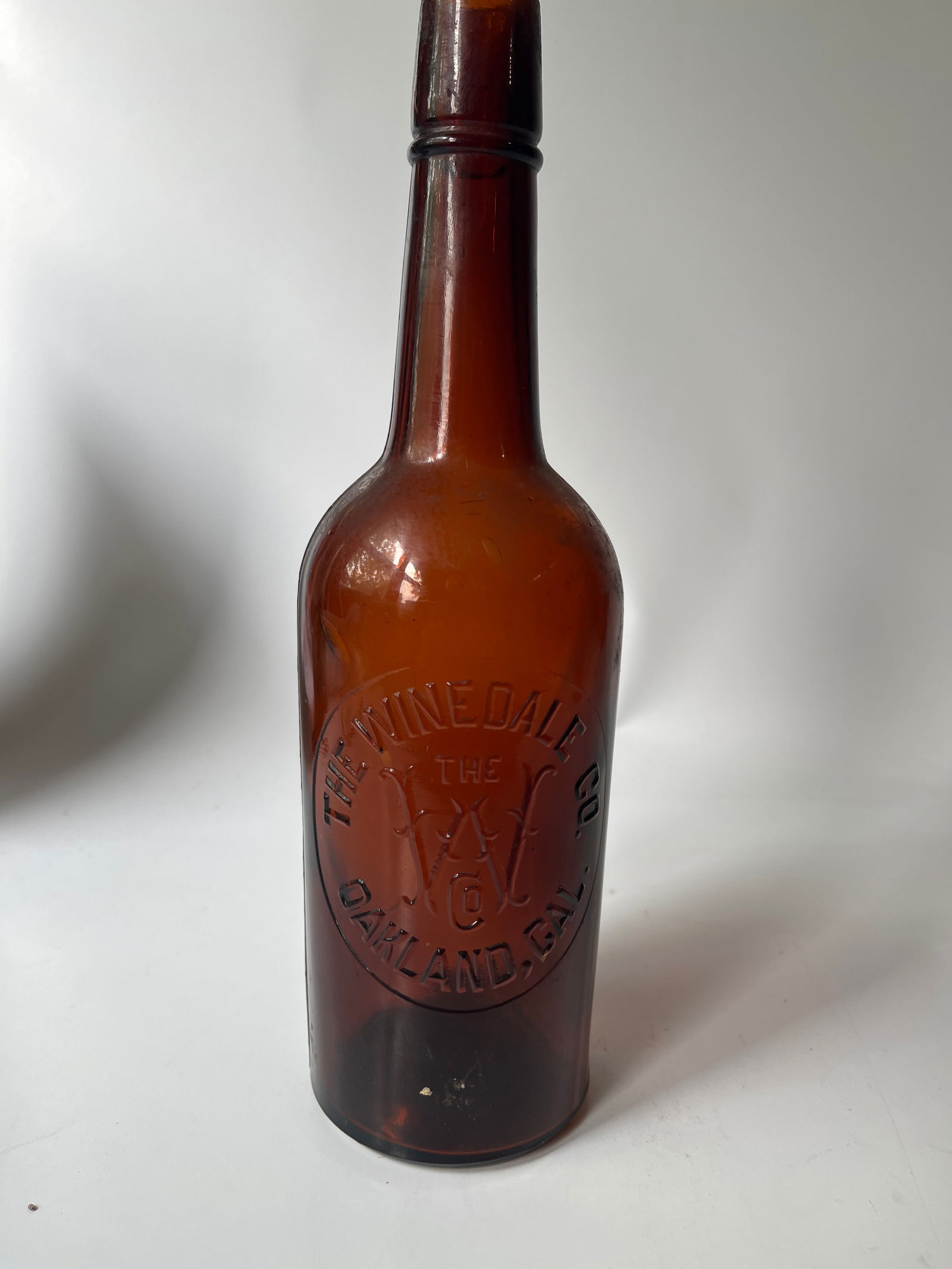 The Winedale Co. Oakland, Cal amber whiskey bottle. (1 of 4)